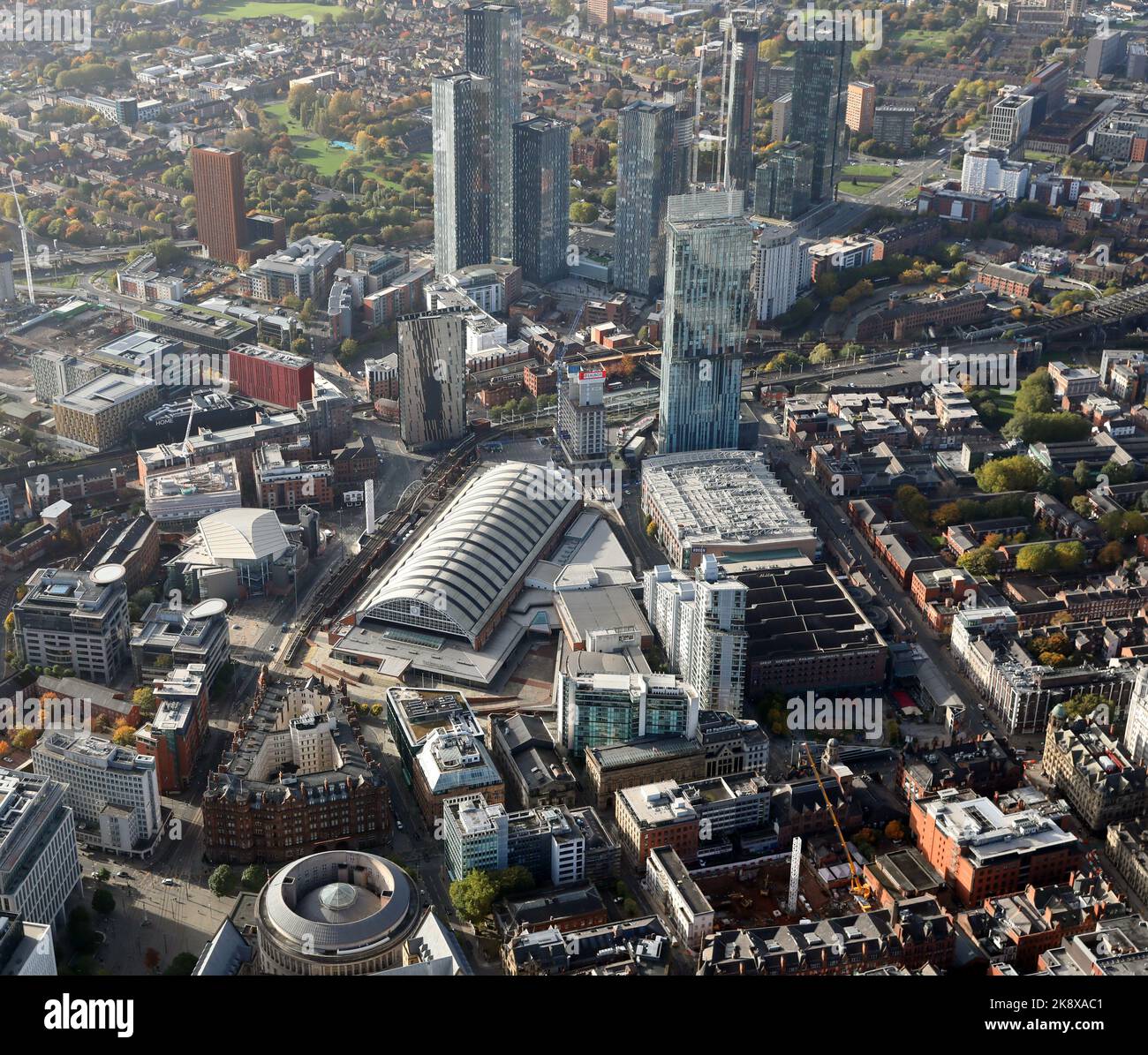 Luftaufnahme von Manchester mit Blick nach SW von der Bibliothek, vorbei am Beetham Tower & Central Convention Complex zu den Wolkenkratzern am Deansgate Square Stockfoto