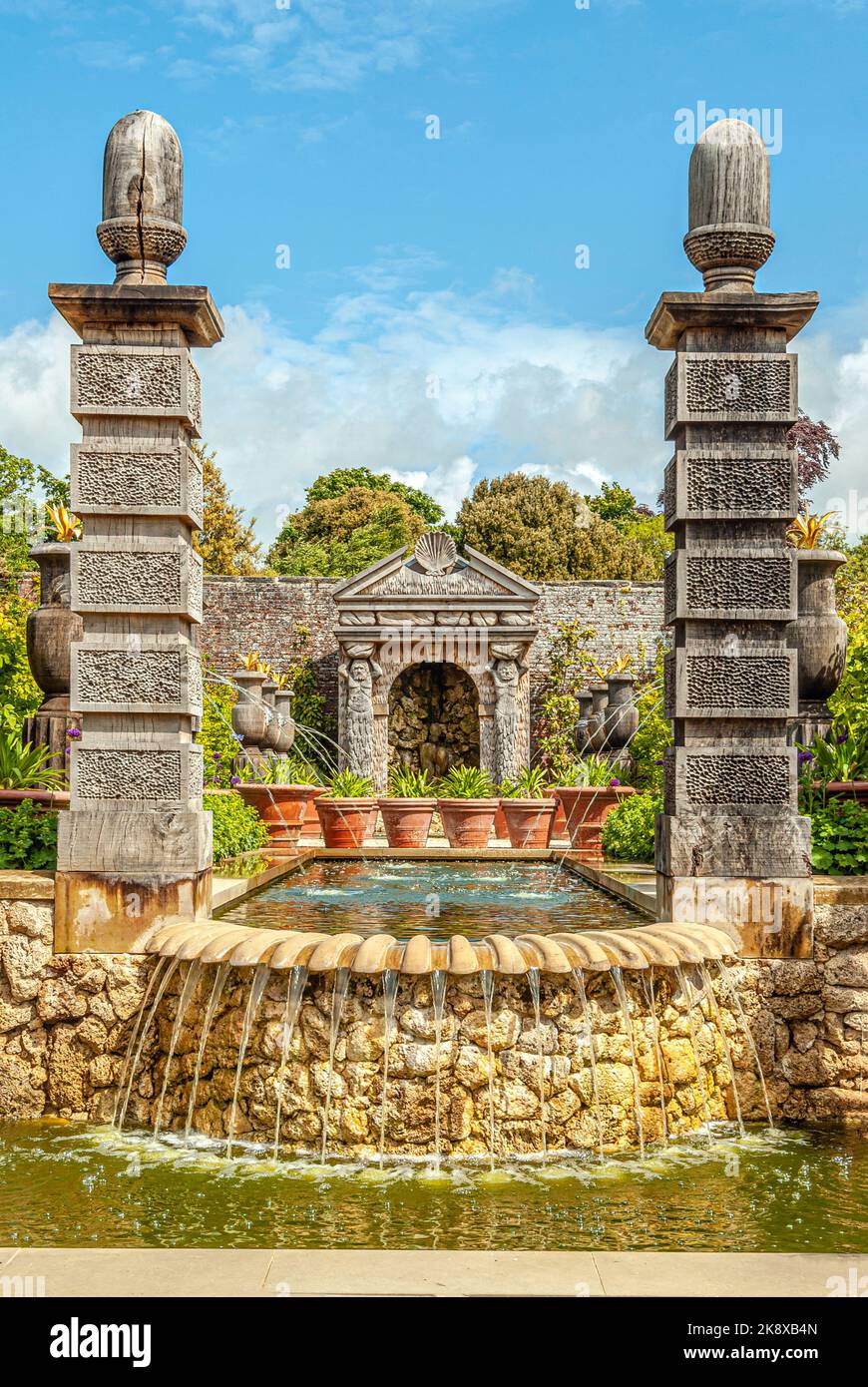 Brunnen im Collector Earls Garden im Arundel Castle, West Sussex, England Stockfoto