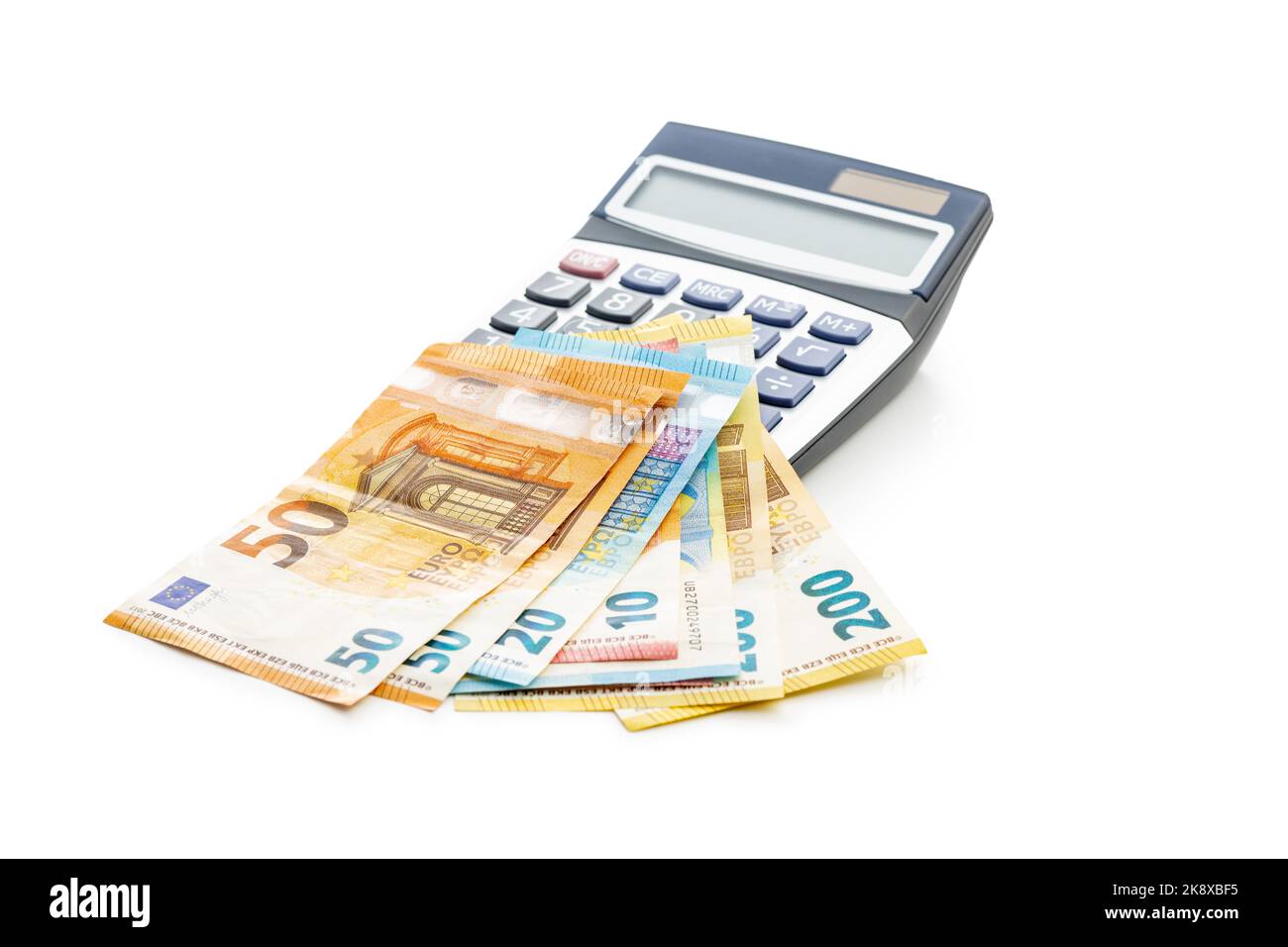 Taschenrechner und Euro-Papier Banknoten Geld isoliert auf dem weißen Hintergrund. Stockfoto