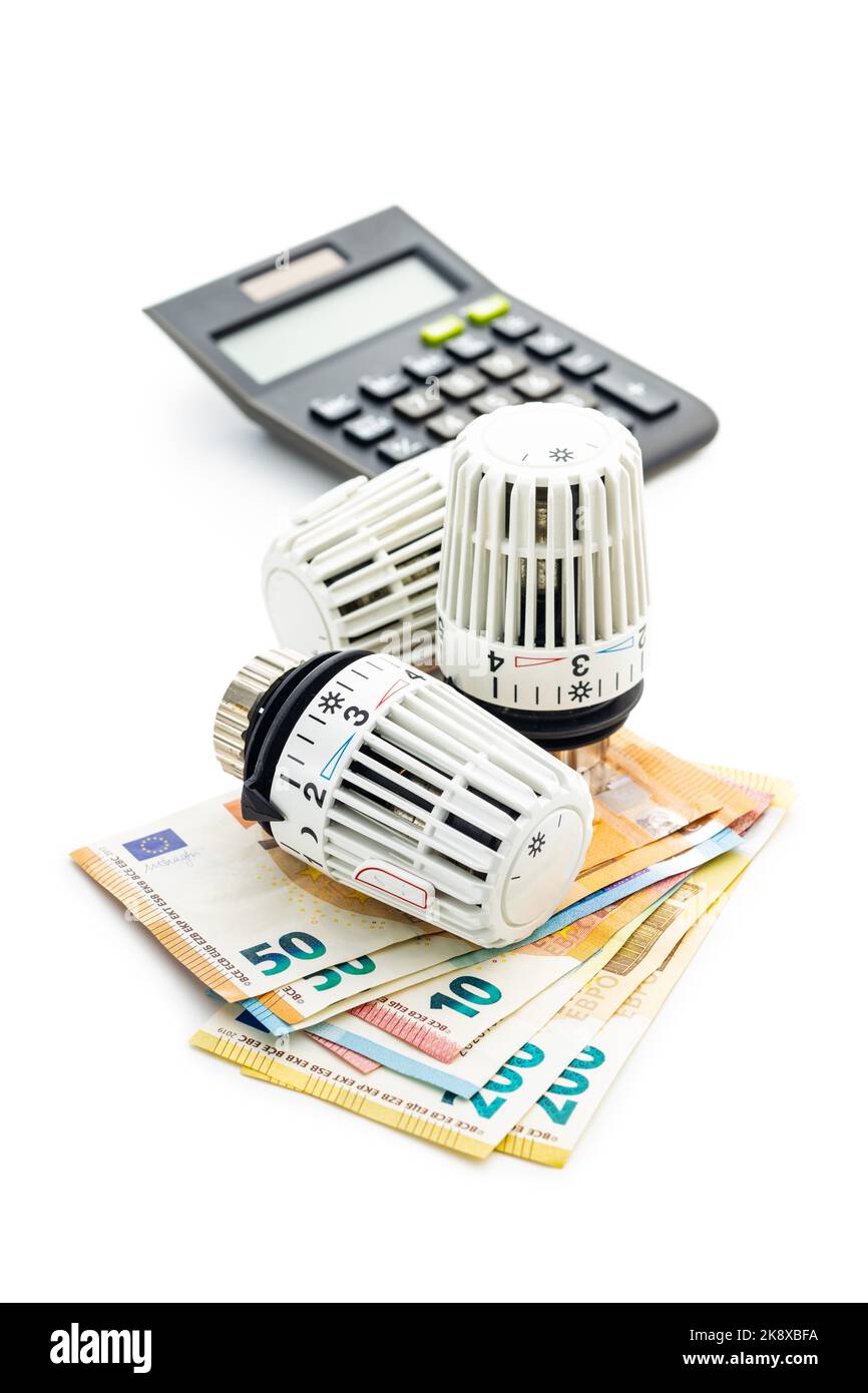 Thermostatischer Ventilkopf, Euro Money und Rechner isoliert auf weißem Hintergrund. Stockfoto