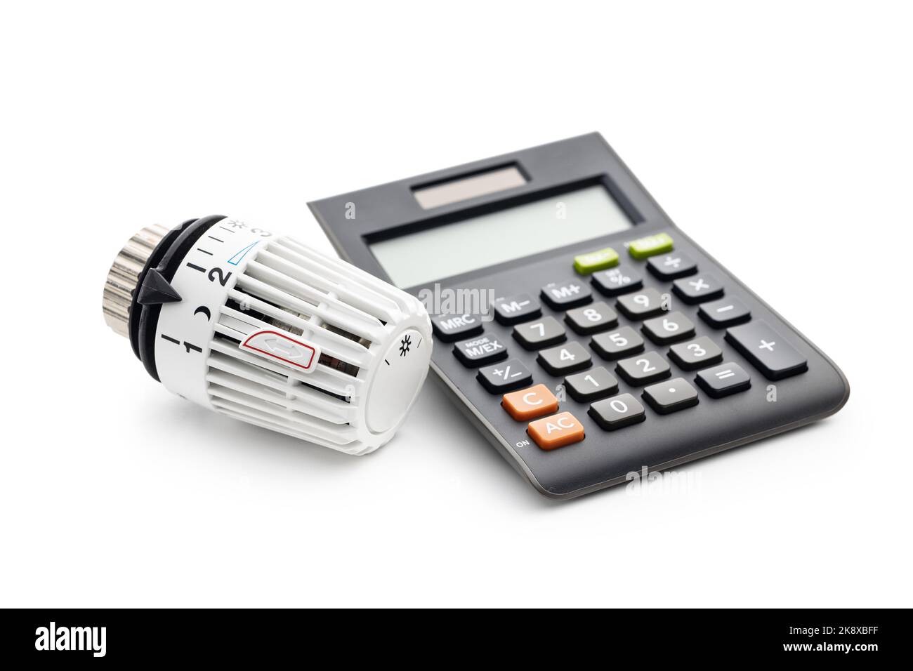 Thermostat-Ventilkopf mit Kalkulator isoliert auf weißem Hintergrund. Stockfoto