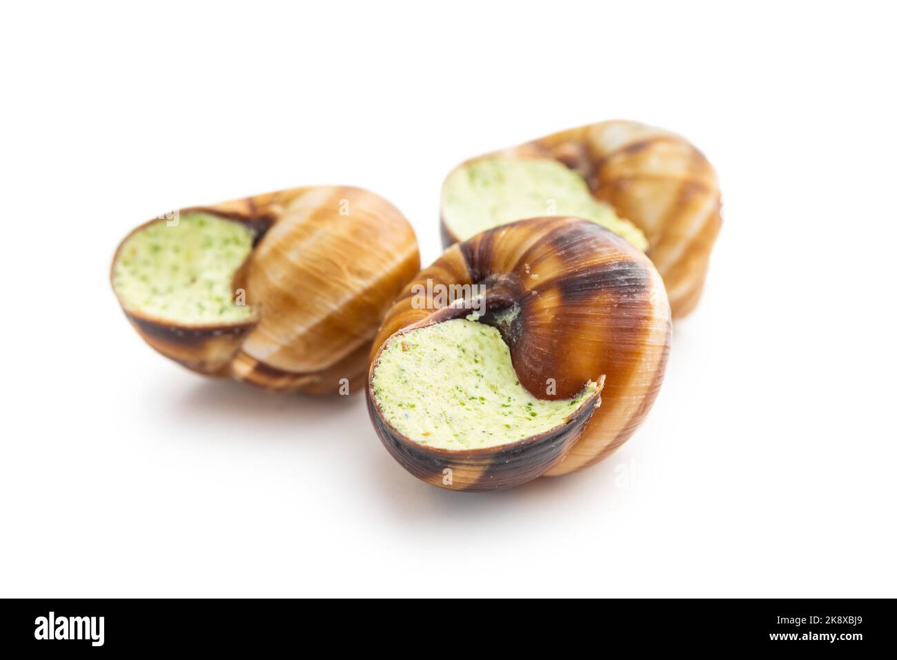 Schnecken mit Petersilienbutter, Bourgogne Escargot Schnecken isoliert auf weißem Hintergrund. Delikatesisches Essen. Stockfoto