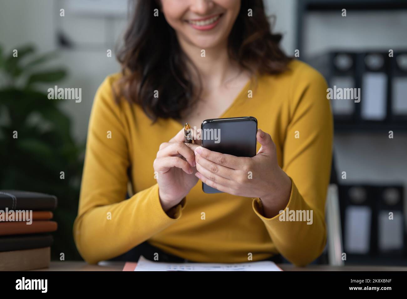 Eine Geschäftsfrau vervollständigt KYC mithilfe eines Online-Banking-Programms, um ein digitales Sparkonto zu eröffnen. Die Definition von Cyber-Sicherheit Stockfoto