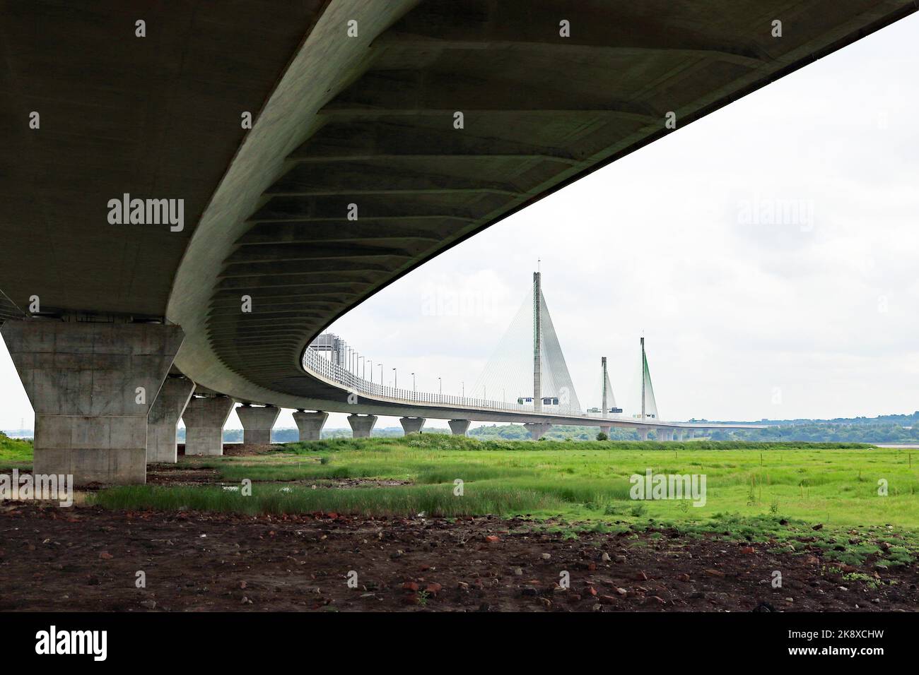 CW 9079 Mersey Gateway Bridge June 2022 no 2 die Mersey Gateway Bridge überquert den Fluss Mersey und den Manchester Ship Kanal zwischen Widnes und Runc Stockfoto