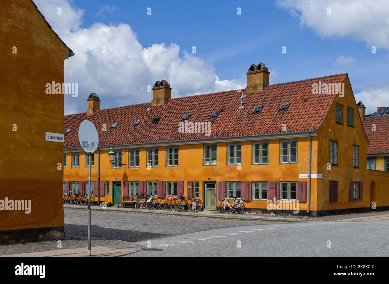 Markante gelbe Reihenhäuser im Stadtteil Nyboder von Kopenhagen, Dänemark, Europa Stockfoto