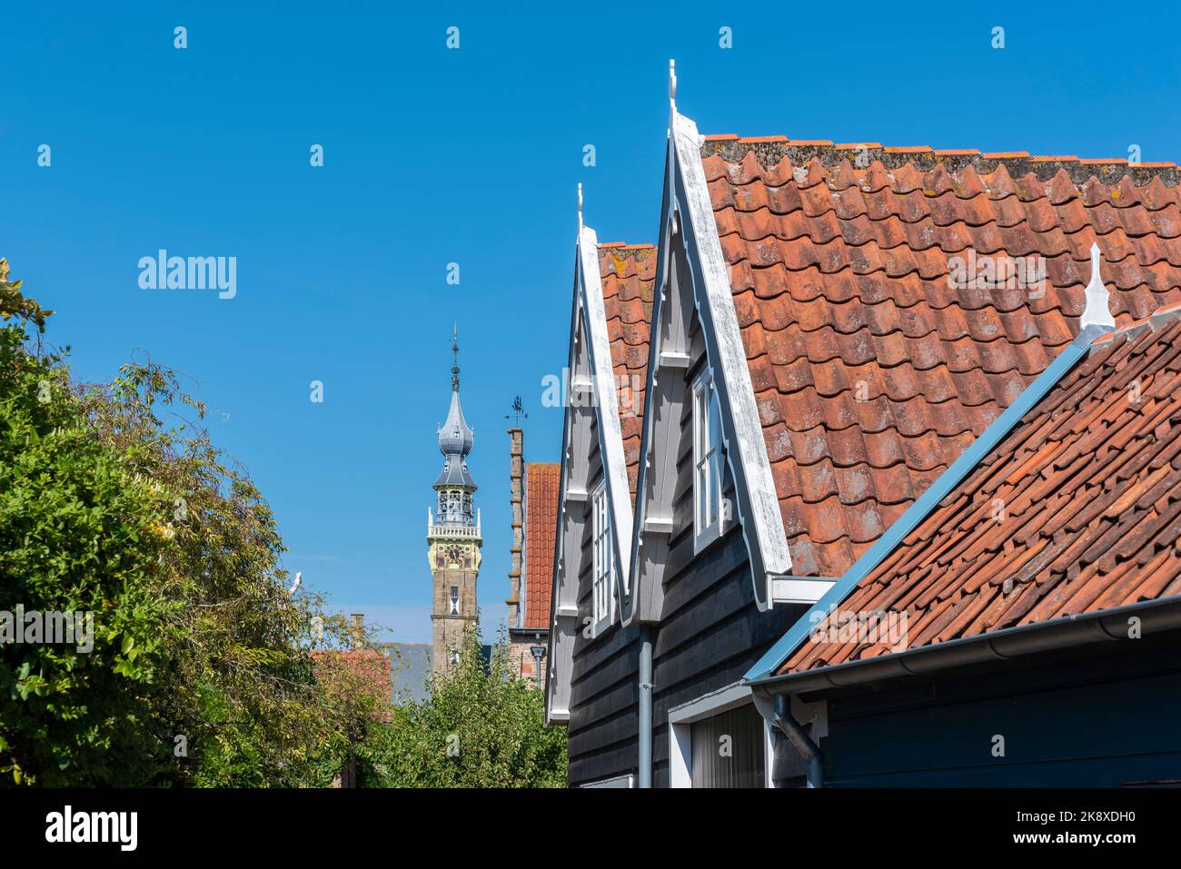 Typische Spitzdächer und Turm des historischen Rathauses, Veere, Zeeland, Niederlande, Europa Stockfoto