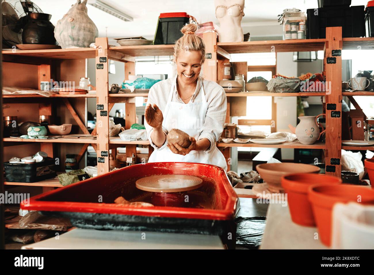 Verwenden Sie Ihre Leidenschaft als eine Möglichkeit, Geld zu verdienen. Eine weibliche Kunsthandwerkerin arbeitet in ihrer Töpferei. Stockfoto