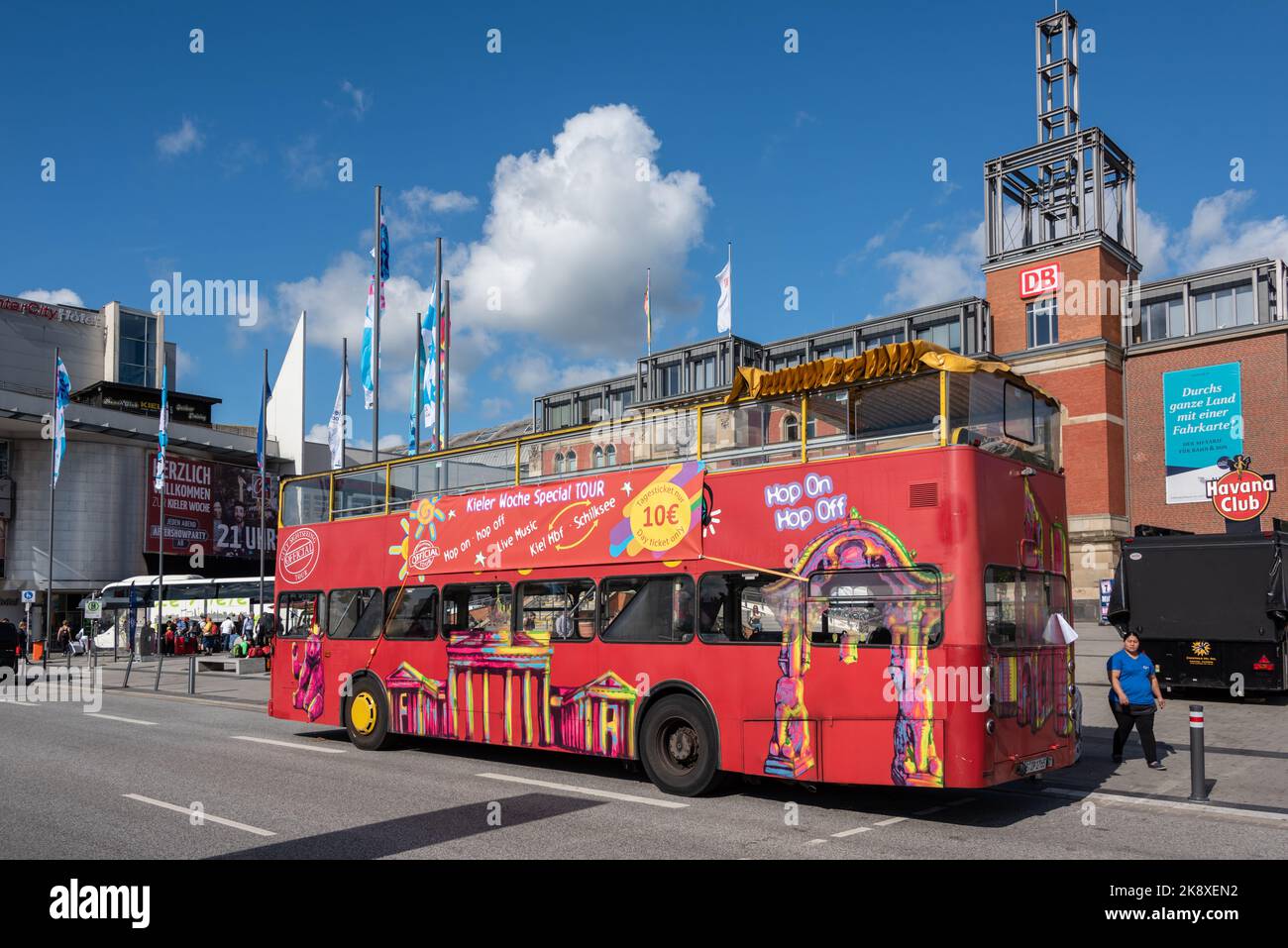 Kiel, Deutschland, Juli 2019 ein Kieler Sightseeing Bus am Bahnhof bei sonnigem Sommerwetter Stockfoto