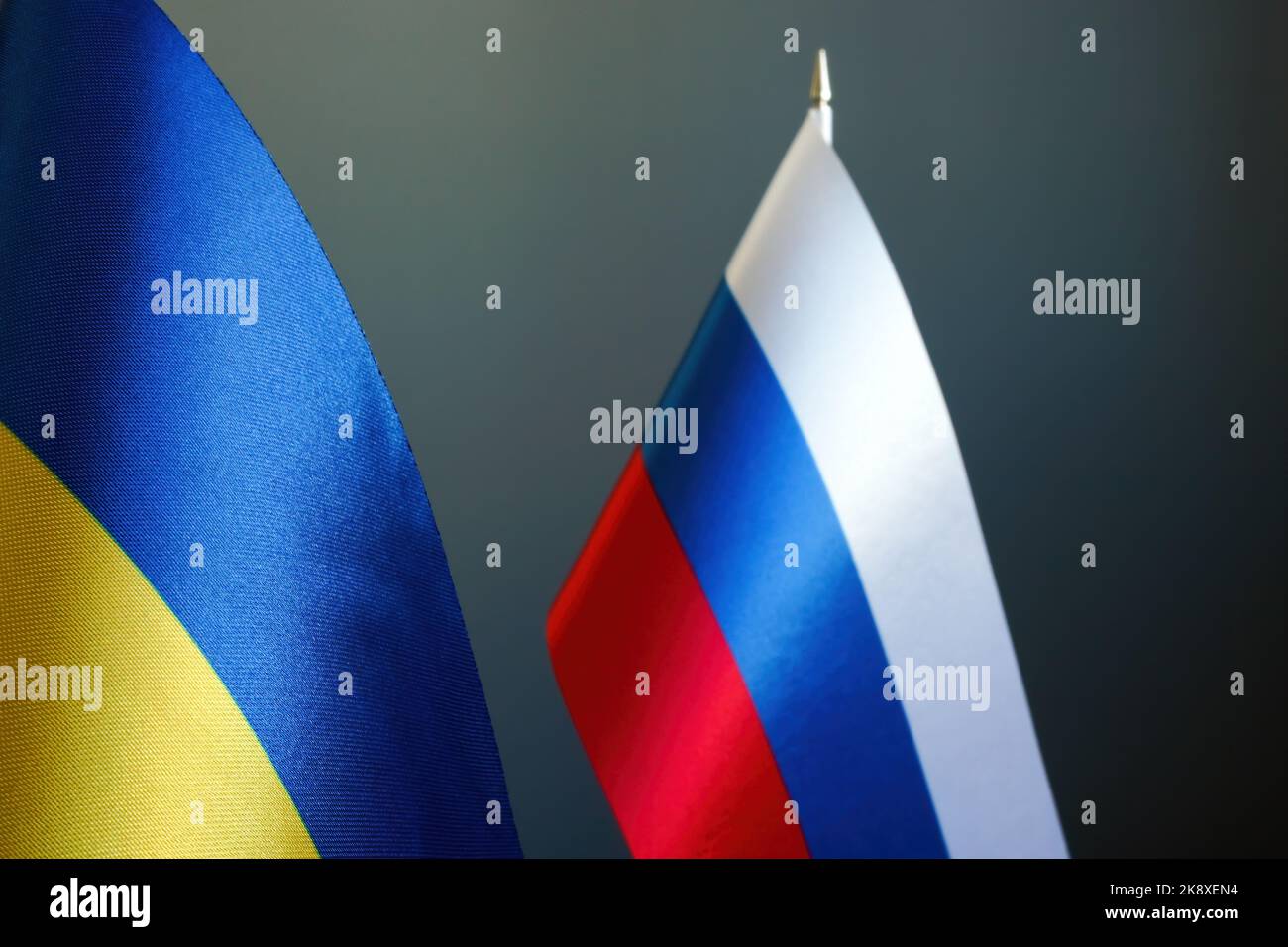Flaggen der Ukraine und Russlands. Konflikt- und Diplomatie-Konzept. Stockfoto
