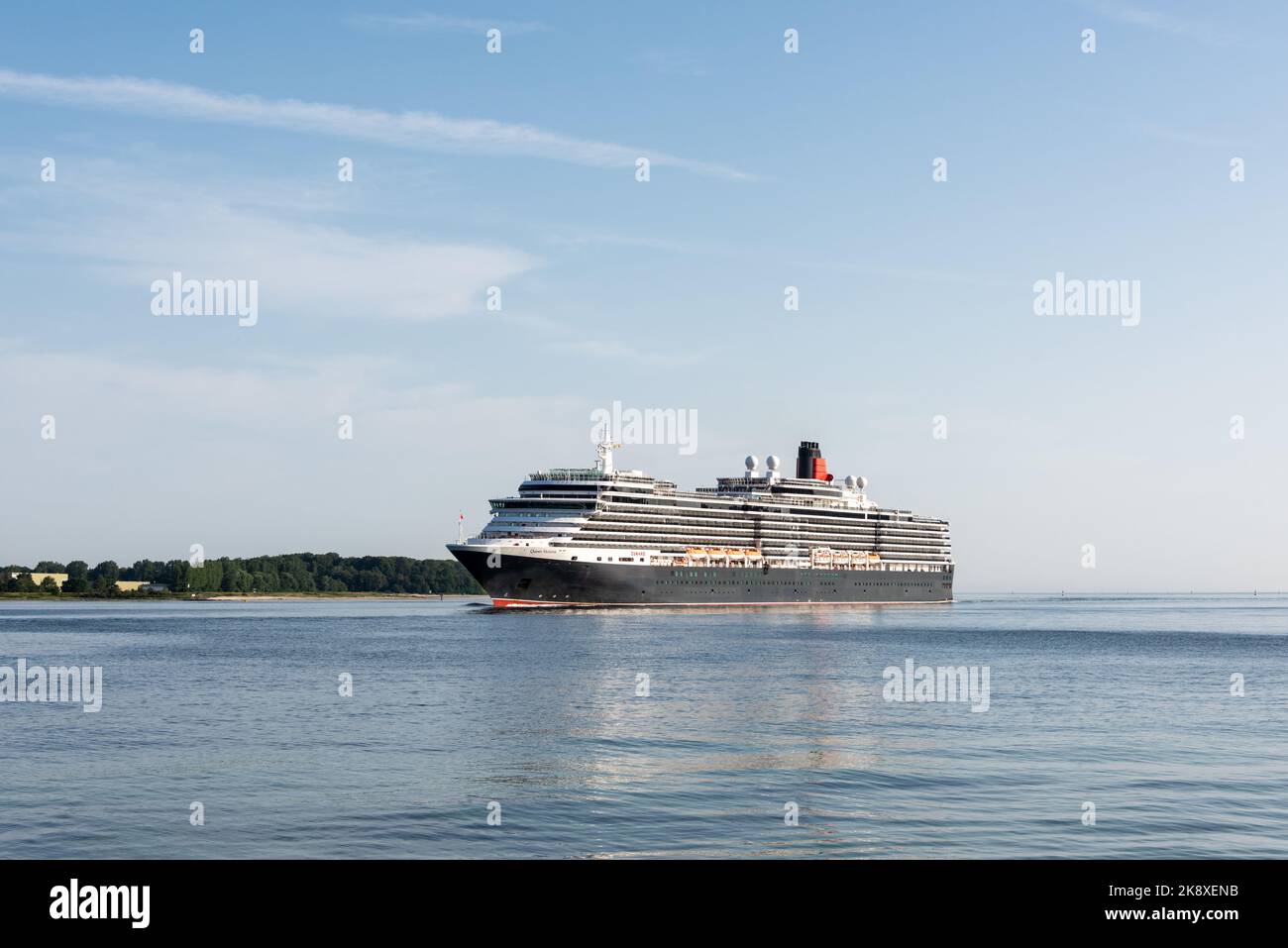 Kiel, Deutschland, Juli 2019 das Kreuzfahrtschiff „Queen Victoria“ der Cunard Line in der Kieler Förde Stockfoto