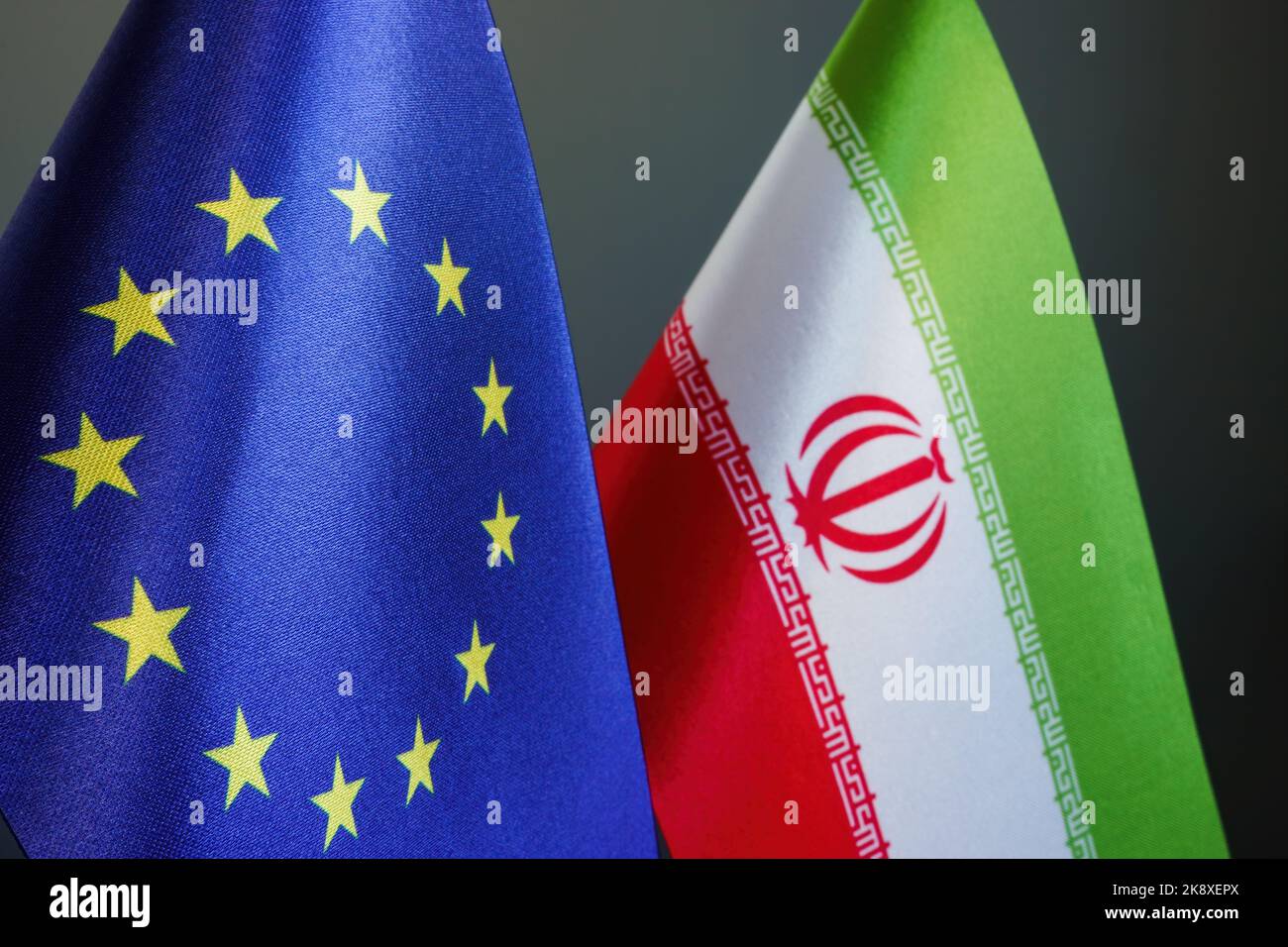 Flaggen der EU und des Iran als Symbol für Verhandlungen. Stockfoto