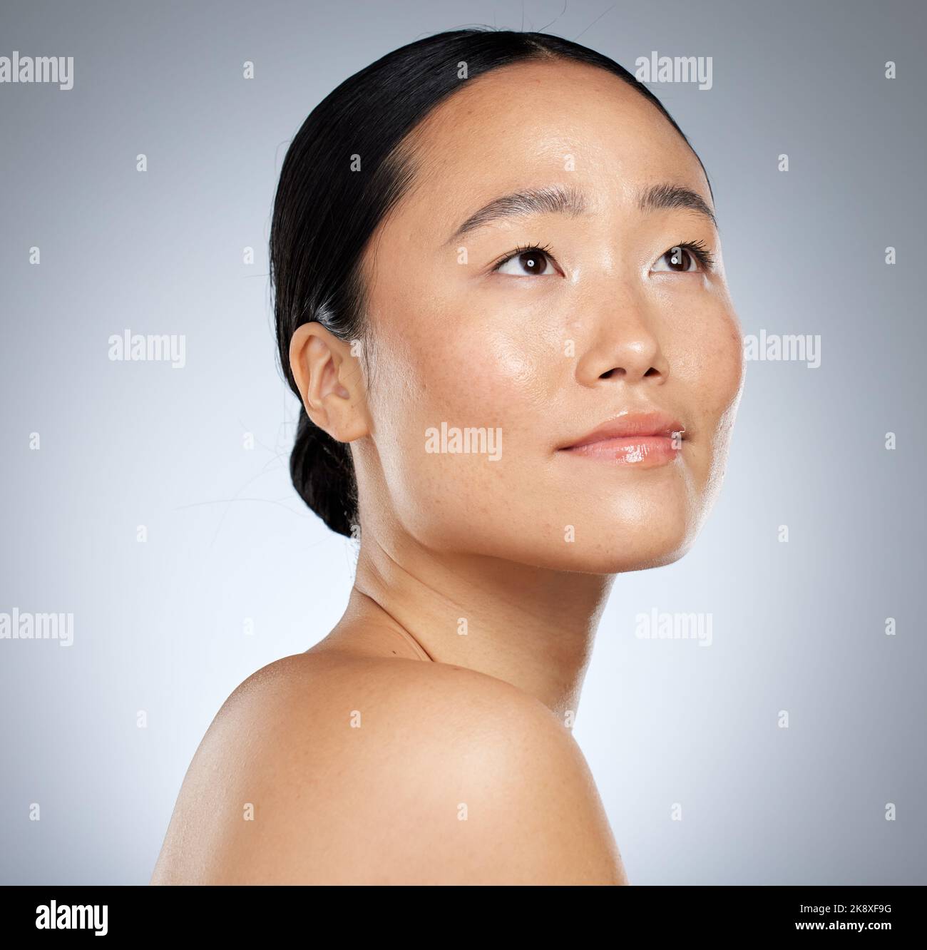 Beauty, Asian und Frau Hautpflege mit natürlichen Gesicht denken oder betrachten mit schönen Glanz. Kosmetische Hydratation Werbung für gesunde Haut mit Stockfoto