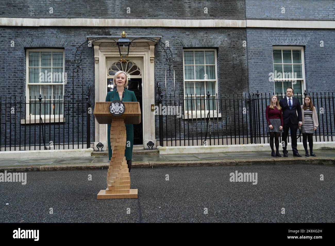 Der scheidende Premierminister Liz Truss hielt eine Rede vor der Downing Street 10, London, bevor er zum Buckingham Palace reiste, um mit König Charles III. Zu einer Audienz zu sprechen, um formell als Premierminister zurückzutreten. Bilddatum: Dienstag, 25. Oktober 2022. Stockfoto