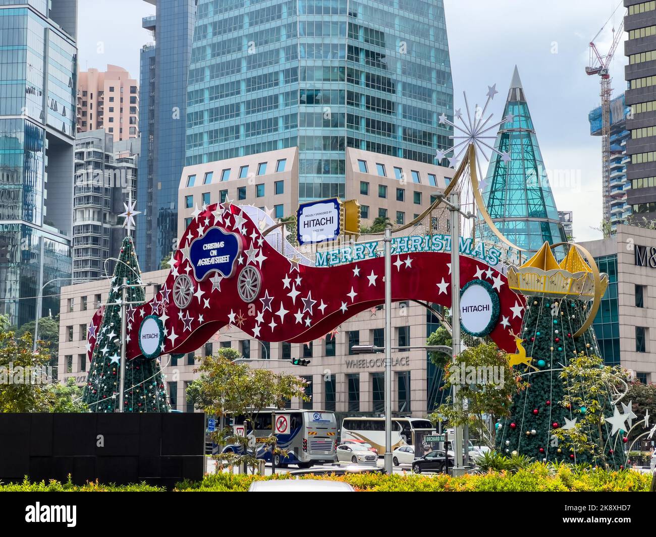 Stadtblick auf Weihnachtsdekoration entlang der Orchard Road im Jahr 2022. Gesponsert von Hitachi Group seit 31 erstaunlichen Jahren. Singapur, Südostasien. Stockfoto