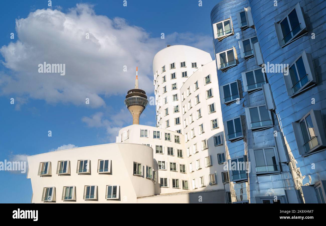 DÜSSELDORF, DEUTSCHLAND - 29. SEPTEMBER 2022: Panoramabild moderner Gebäude im Medienhafen Düsseldorf am 29. September 2022 in Deutschland, Euro Stockfoto