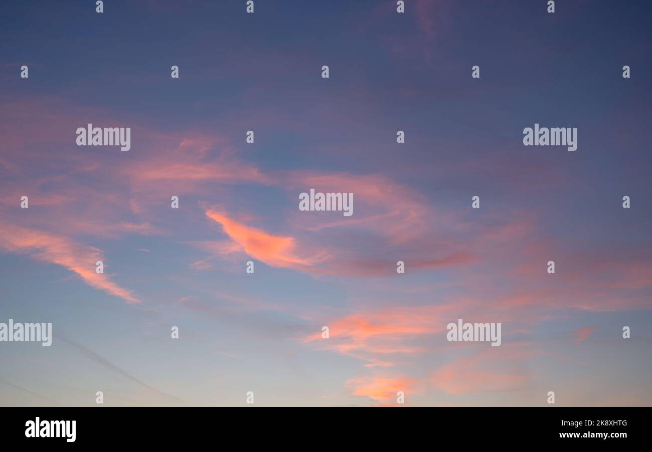 Abendhimmel mit pastellfarbenen Wolken Stockfoto