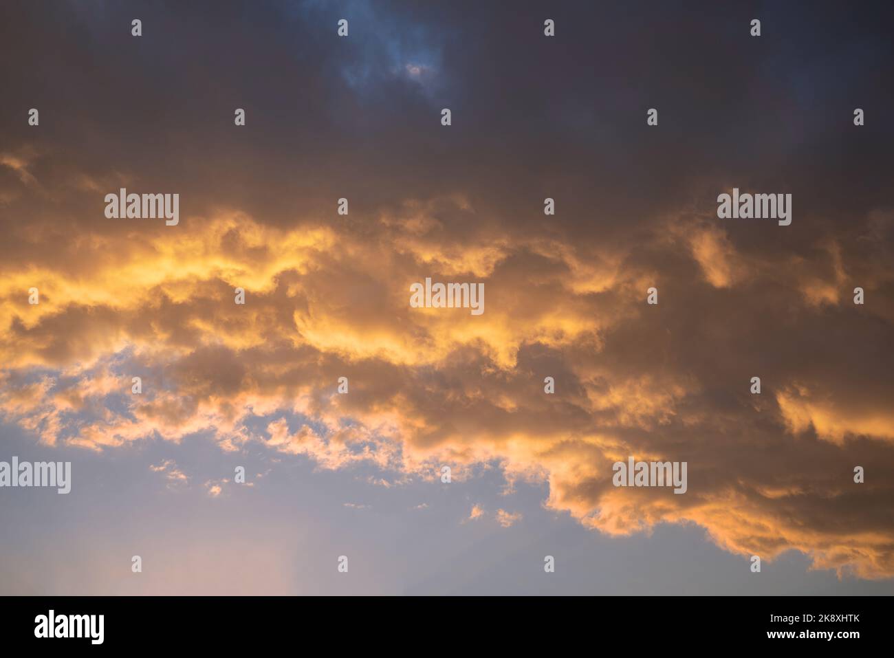 Abendhimmel mit dramatische Wolken Stockfoto