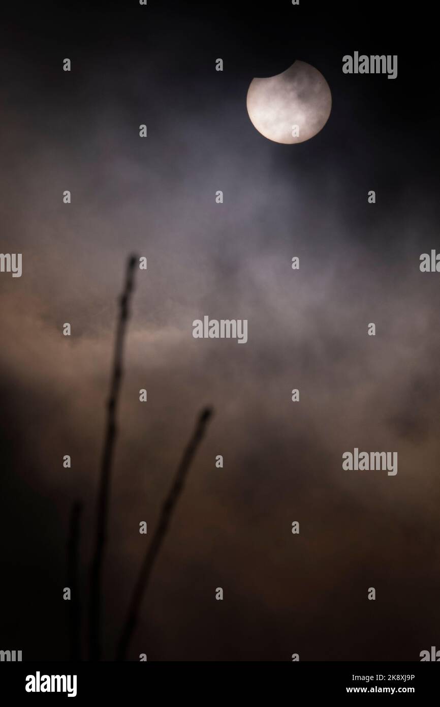 Abbildung zeigt eine partielle Sonnenfinsternis, gesehen von Ixelles/Elsene, Brüssel, Dienstag, 25. Oktober 2022. BELGA FOTO LAURIE DIEFFEMBACQ Stockfoto