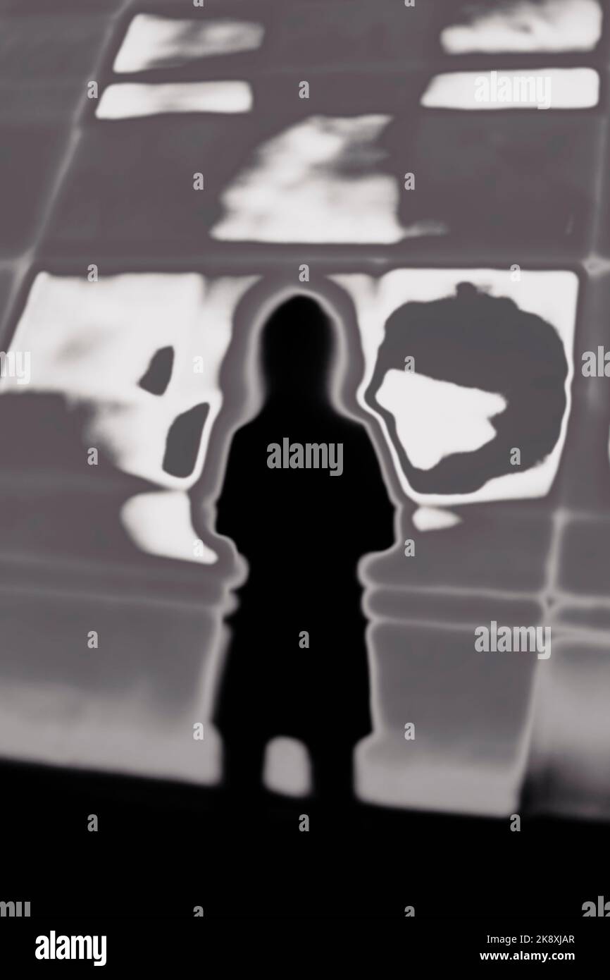 Kreatives paranormales Schwarz-Weiß-Bild des Seins in schwarzer Silhouette Stockfoto