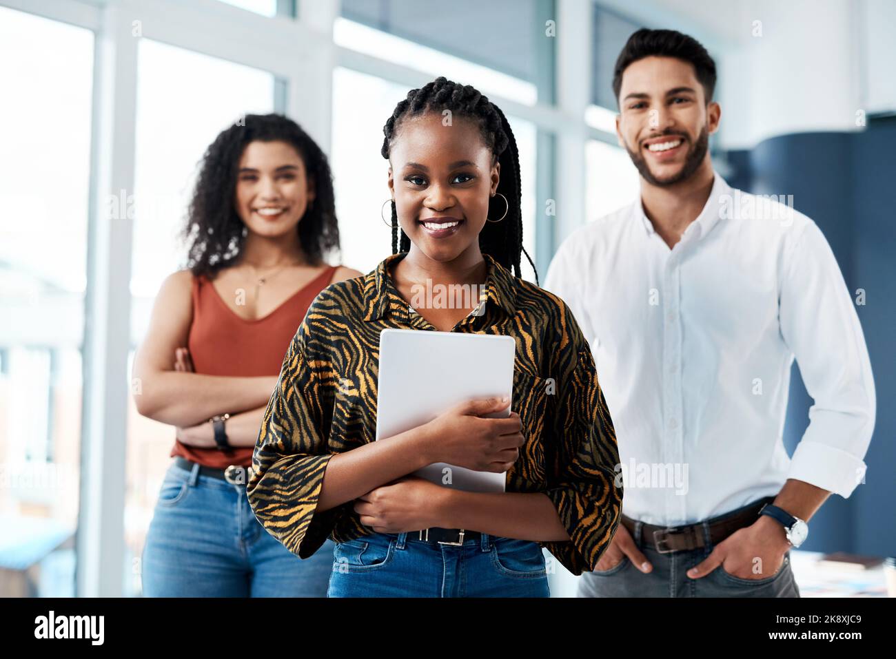 Treffen Sie das Team, das den Traum geschaffen hat. Ein Porträt einer attraktiven jungen Geschäftsfrau, die vor ihren Kollegen steht und ein Tablet hält. Stockfoto
