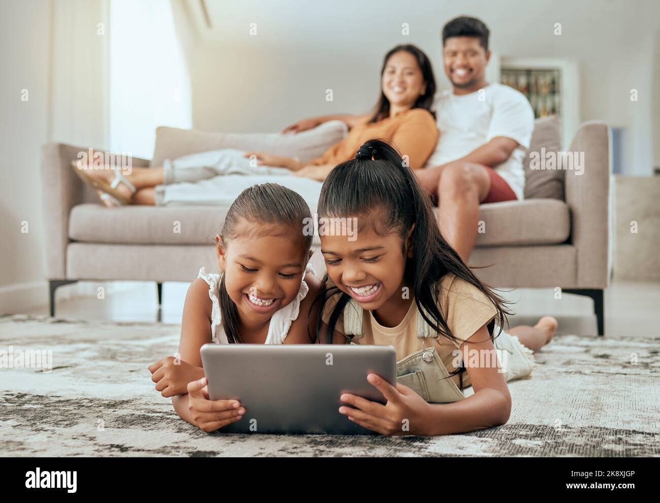 Kinder, Tablets oder entspannte Eltern im Wohnzimmer des Hauses oder des Familienhauses für Bildungsvideos, Filmstreaming oder Internetübertragungen. Lächeln, glücklich oder Stockfoto