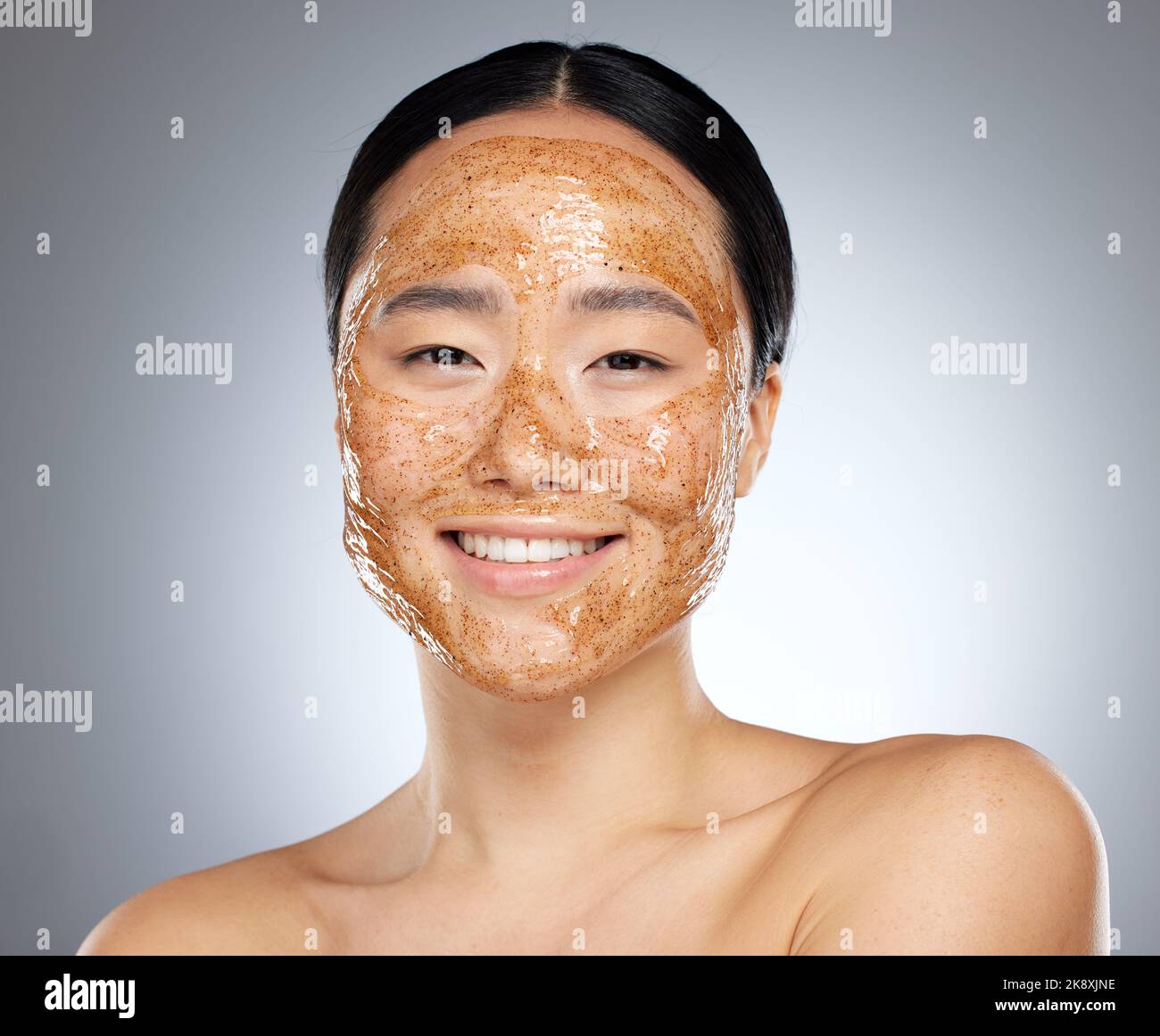 Frau mit Gesichtsmaske, koreanische Hautpflege Spa mit natürlichen Zucker Peeling Produkt oder Porträt in grauen Hintergrund Studio. Gesicht von glücklichen asiatischen Mädchen, Wellness Stockfoto