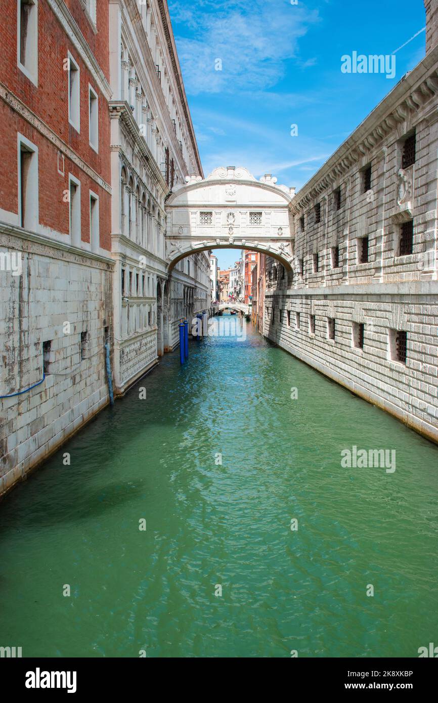 Seufzerbrücke über den Kanal von Rio Di Palazzo, romantischer Wasserweg für Gondeln, Venedig, Italien. Stockfoto