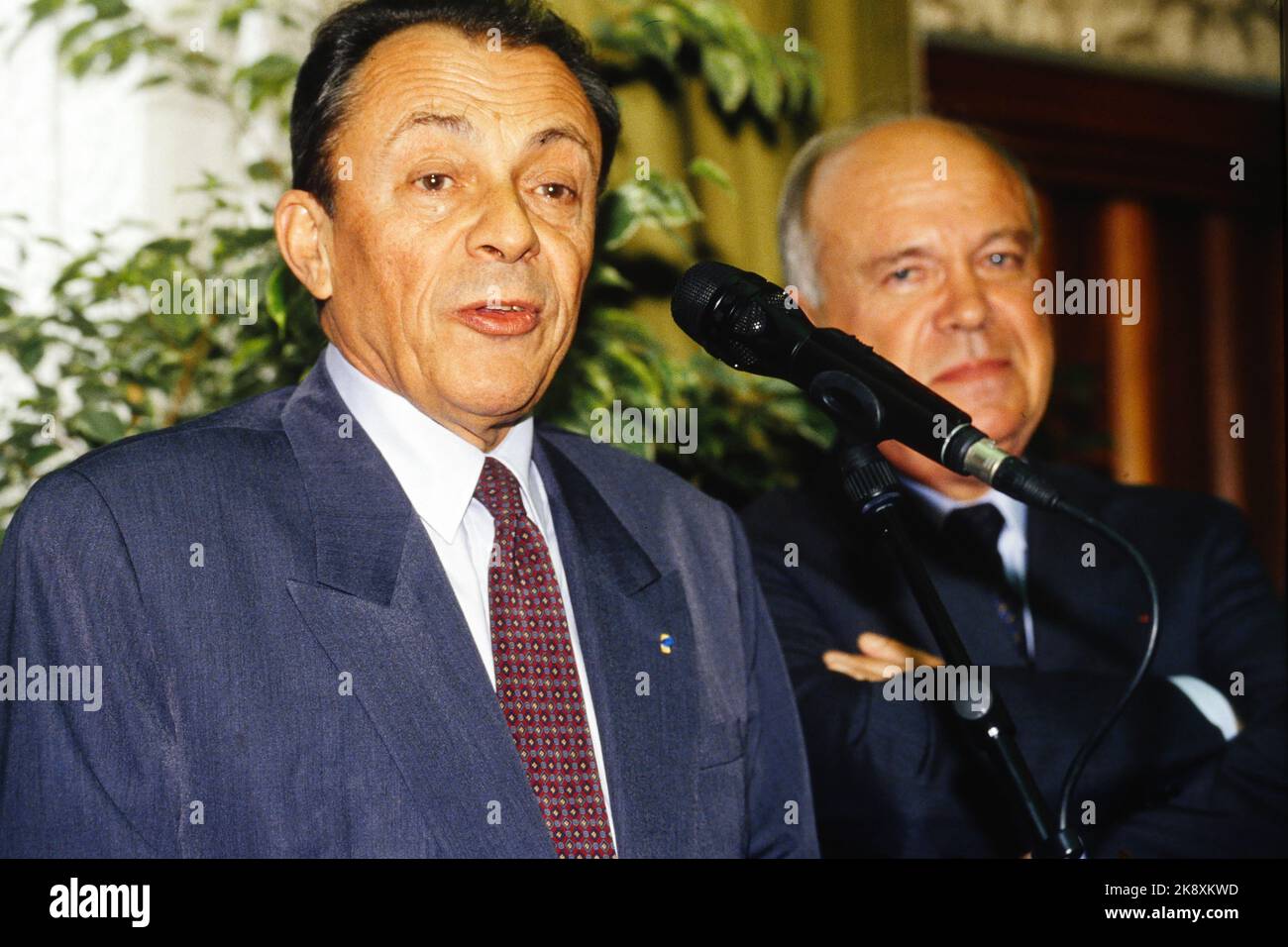 Michel Rocard setzt sich für die Kandidatur der sozialistischen Abgeordneten beim Europäischen Rat in Villeurbanne, Rhone, Frankreich, 1994 ein Stockfoto