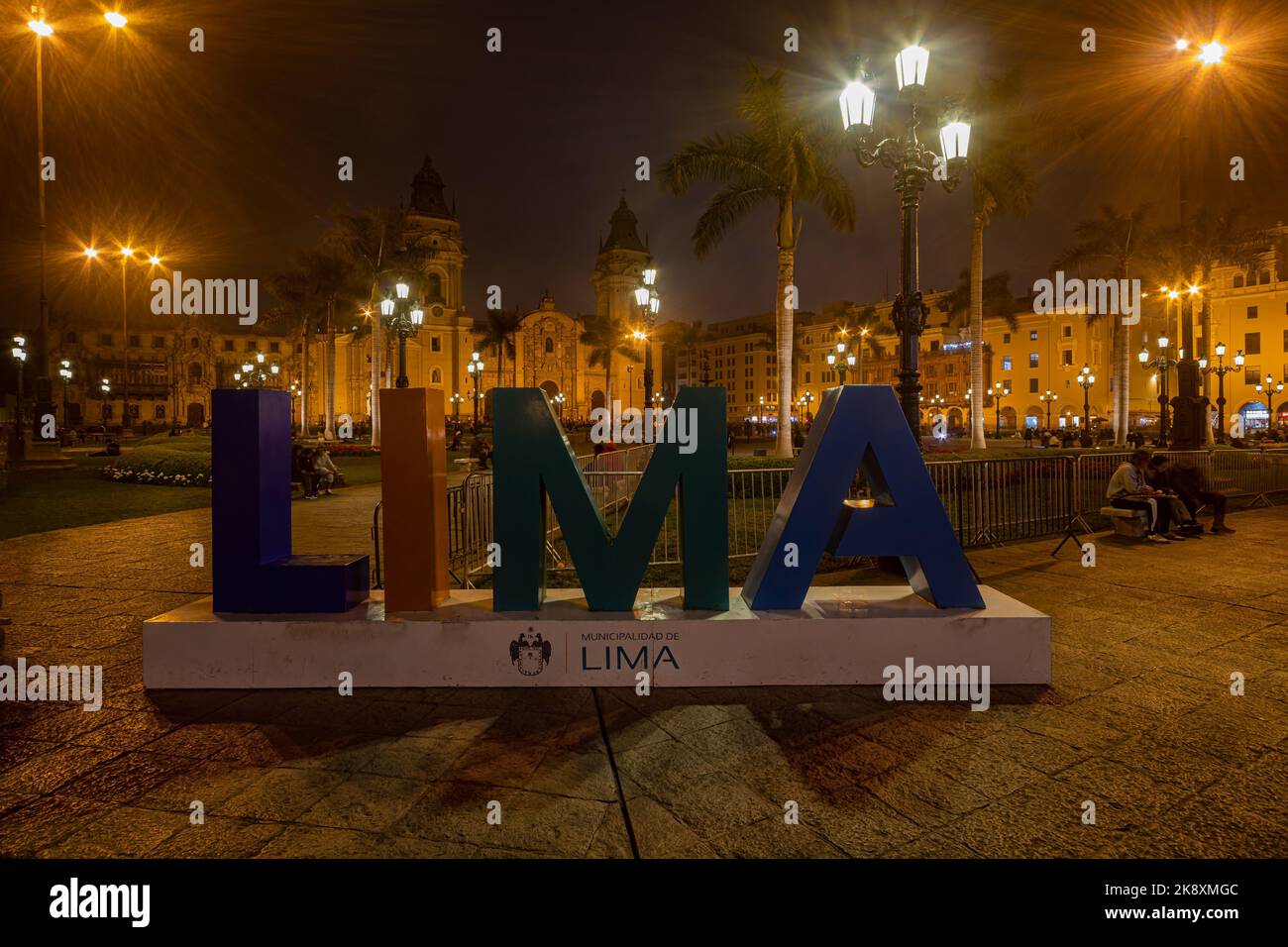 Lima, Peru - 10. September 2022: Lima Schriftzug auf der Plaza De Amaz in Lima bei Nacht. Stockfoto