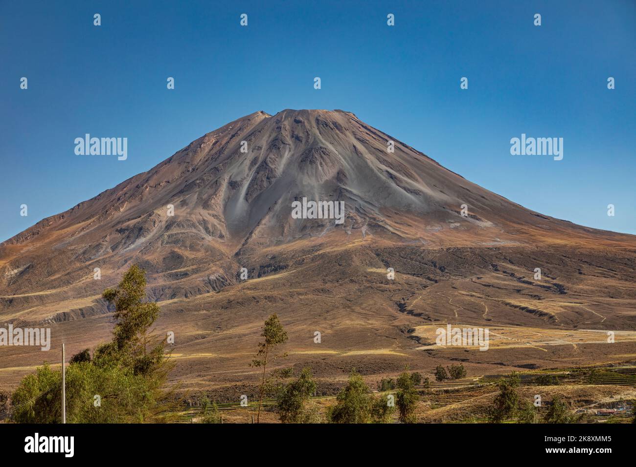 Der schneefreie Misti-Vulkan in der Nähe der Stadt Arequipa in Peru mit einer Höhe von 5822 Metern. Stockfoto