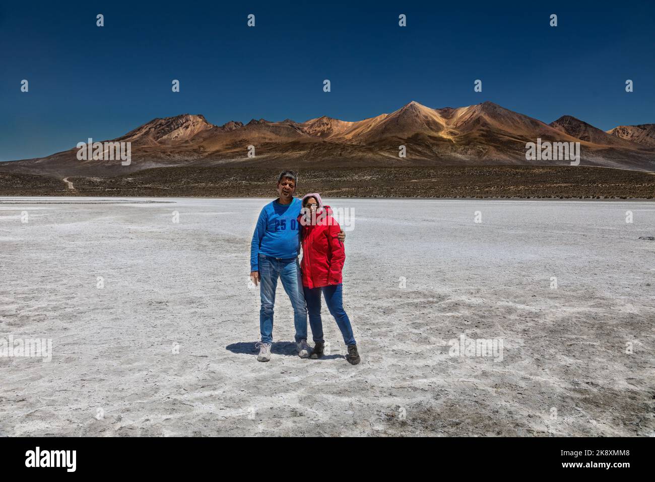 Ferienpaar an der Laguna de Salinas 62 km östlich von Arequipa auf einer Höhe von 4300 Metern in den peruanischen Anden. Stockfoto