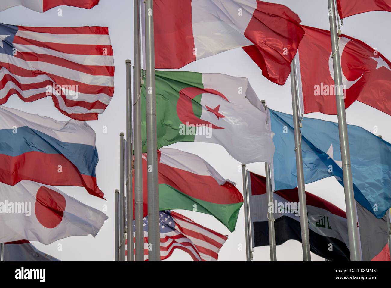 Die Flag Plaza zeigt 119 Flaggen aus Ländern mit zugelassenen diplomatischen Missionen, darunter Flaggen der EU, der UN und des GCC. Stockfoto