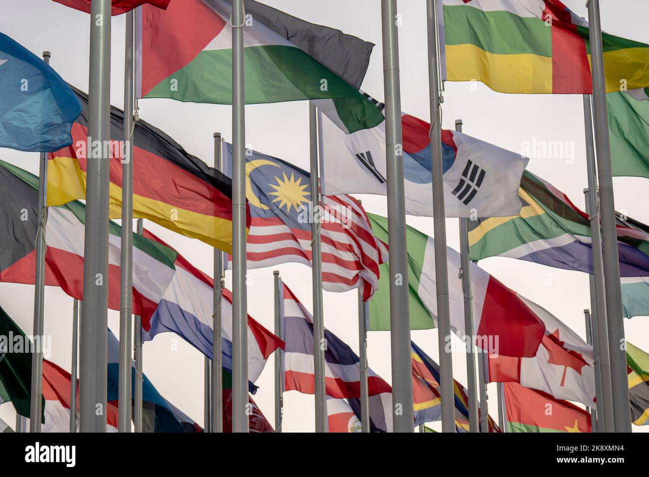 Die Flag Plaza zeigt 119 Flaggen aus Ländern mit zugelassenen diplomatischen Missionen, darunter Flaggen der EU, der UN und des GCC. Stockfoto