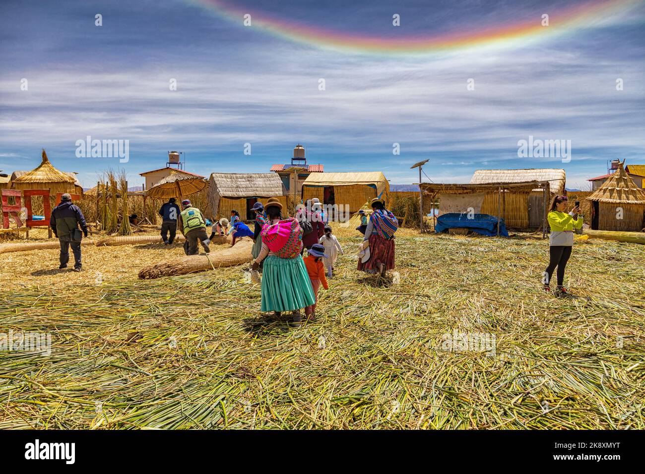 Puno, Peru - 21. September 2022: Auf einer schwimmenden Strohinsel von Uros am Titicacasee mit Sonnenhimmel am Himmel. Stockfoto