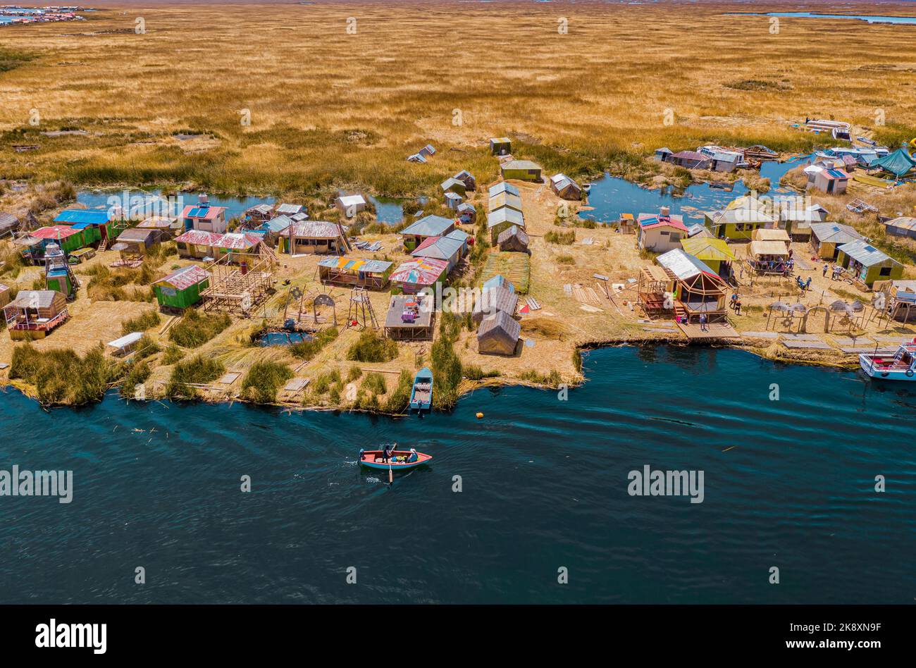 Luftaufnahme der schwimmenden Uros Straw Inseln am Titicacasee bei Puno, Peru. Stockfoto