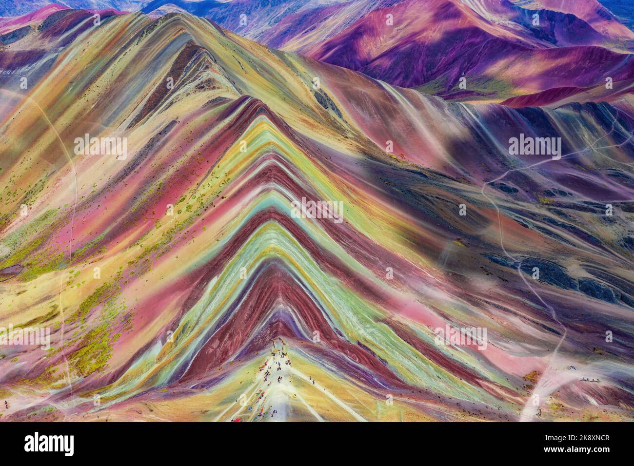 Luftaufnahme der Regenbogenberge (Montana de Siete Colores) in Peru mit Vinicunca im Zentrum. Stockfoto