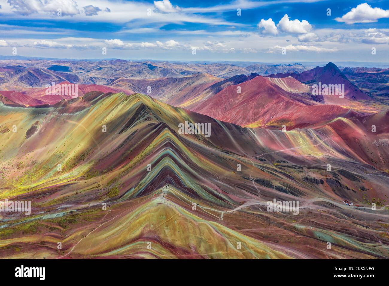 Luftaufnahme des gesamten Regenbogengebirges in Peru mit Vinicunca in der Mitte und dem Roten Tal im Hintergrund. Stockfoto