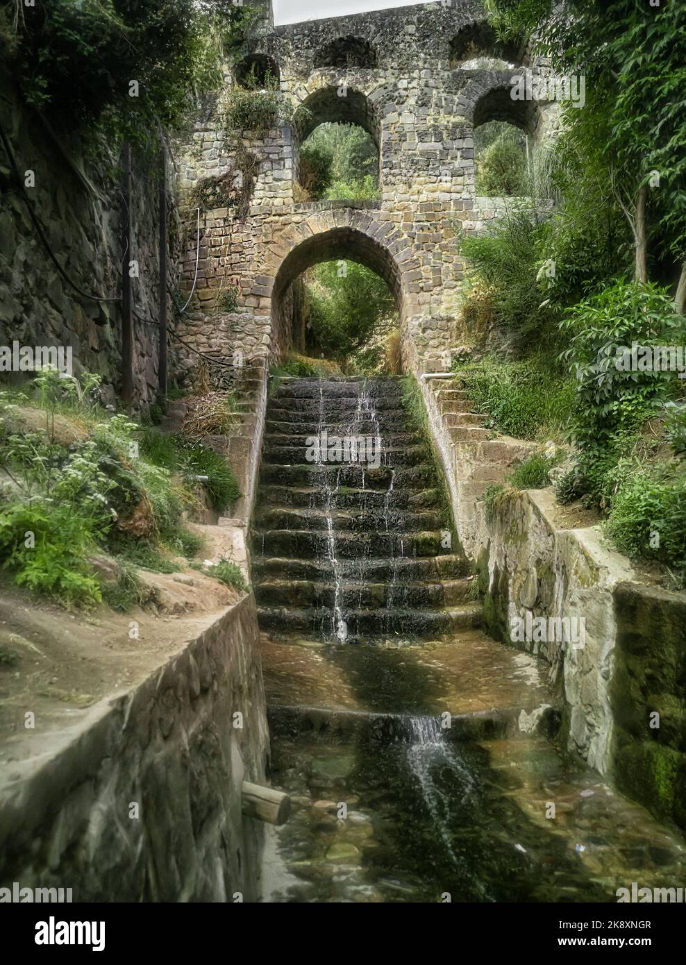 Acueducto Colonial Sapantiana oder Sapantiana Colonial Aqueduct ist eine koloniale hydraulische Architektur, die auf dem P’ujru Bach gebaut wurde, dessen Konstruktion U war Stockfoto