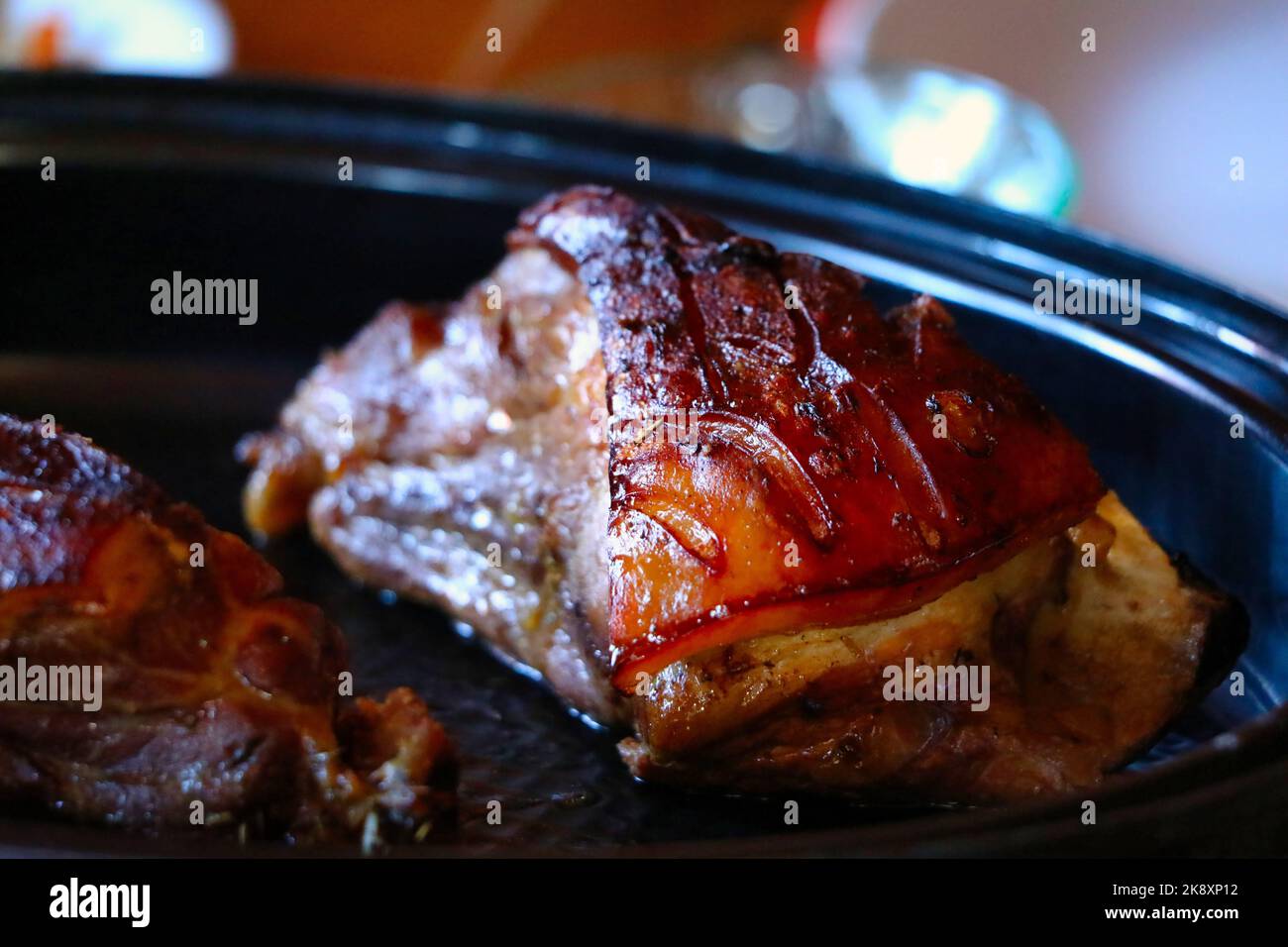 Eine malerische Aussicht auf köstlich gegrilltes Fleisch, das auf einer schwarzen Pfanne serviert wird Stockfoto