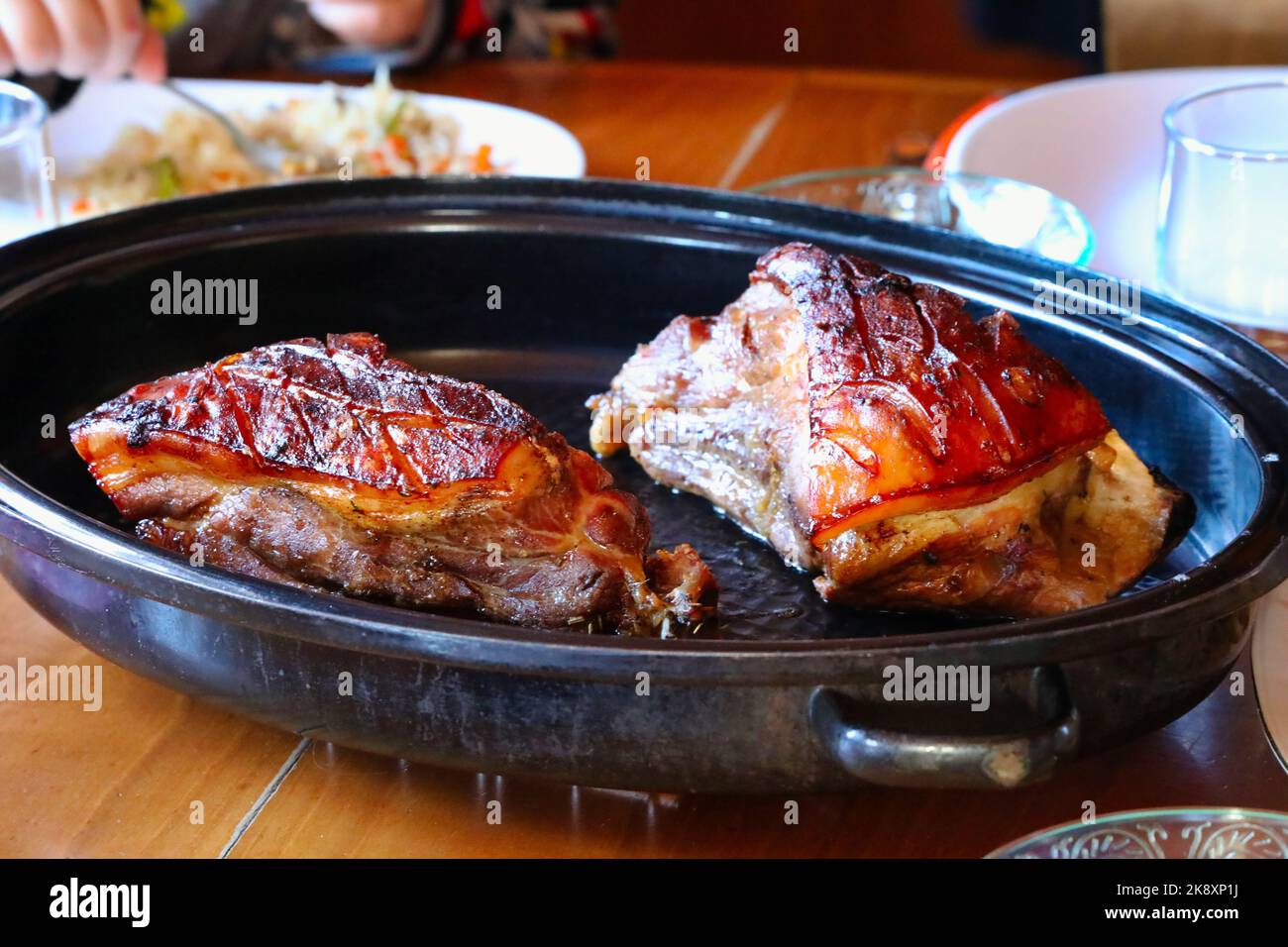 Eine malerische Aussicht auf köstlich gegrilltes Fleisch, das auf einer schwarzen Pfanne serviert wird Stockfoto