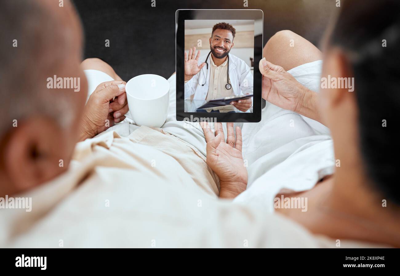 Digitales Tablet, Videoanruf und Arztberatung mit älteren Paaren zu Hause für Telemedizin, Untersuchungen und Gesundheitsgespräche. Wohnzimmer Stockfoto