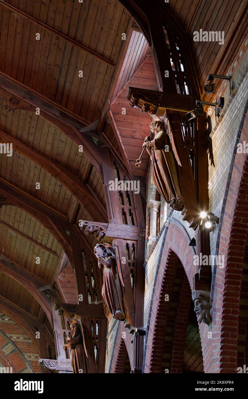 Orchestra of Angels lebensgroße Holzschnitzereien im Kirchendach der St. Michaels & All Angels Church Lyndhurst, UK Stockfoto