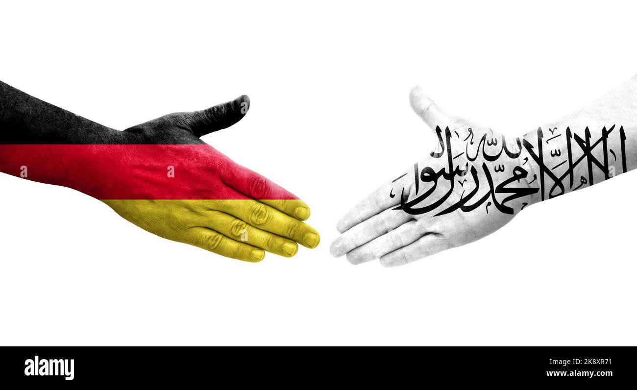 Handschlag zwischen Afghanistan und Deutschland Flaggen auf Händen gemalt, isoliertes transparentes Bild. Stockfoto