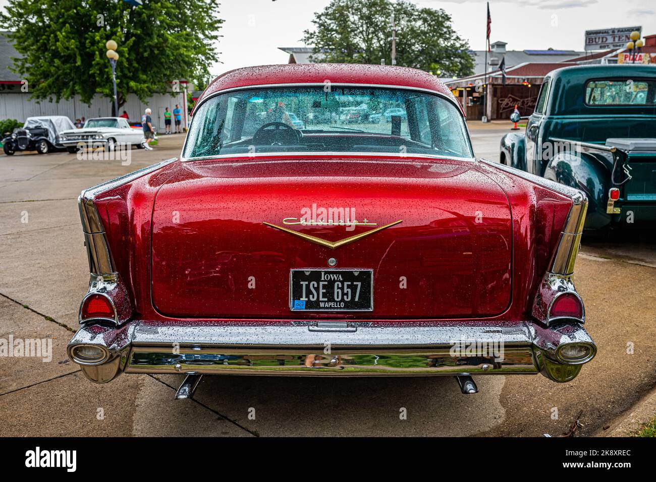 Des Moines, IA - 1. Juli 2022: Blick auf die Rückseite eines Chevrolet Belair Coupés aus dem Jahr 1957 auf einer lokalen Autoausstellung. Stockfoto