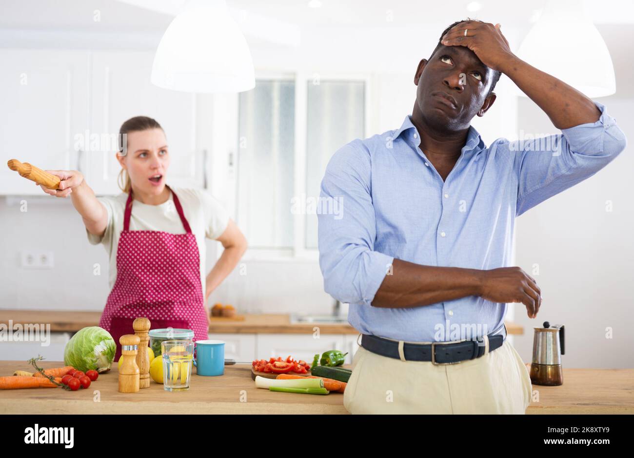 Porträt eines frustrierten Mannes, der mit seiner Frau stritt Stockfoto