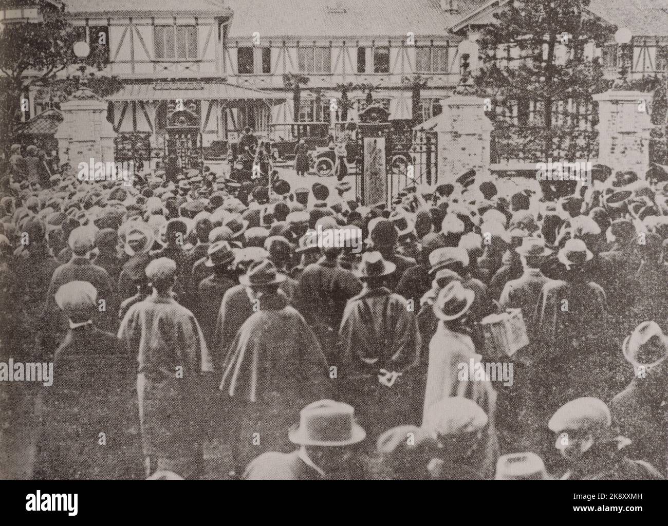 Taisho politische Krise. Menschen rund um die Houses of Parliament, Februar 11,1913. Premierminister Taro Katsura trat in 53 Tagen von seiner 3. Formation. Stockfoto