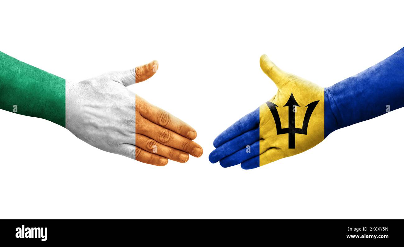 Handschlag zwischen Barbados und Irland Flaggen auf Händen gemalt, isolierte transparente Bild. Stockfoto