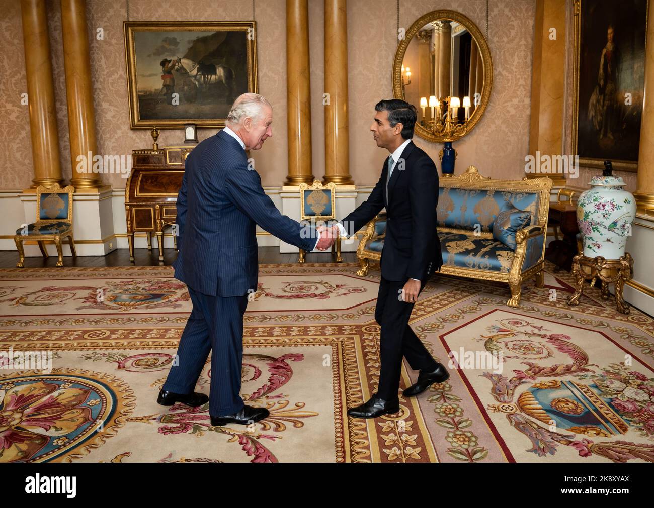 König Charles III. Begrüßt Rishi Sunak bei einer Audienz im Buckingham Palace, London, wo er den neu gewählten Vorsitzenden der Konservativen Partei einlud, Premierminister zu werden und eine neue Regierung zu bilden. Bilddatum: Dienstag, 25. Oktober 2022. Stockfoto