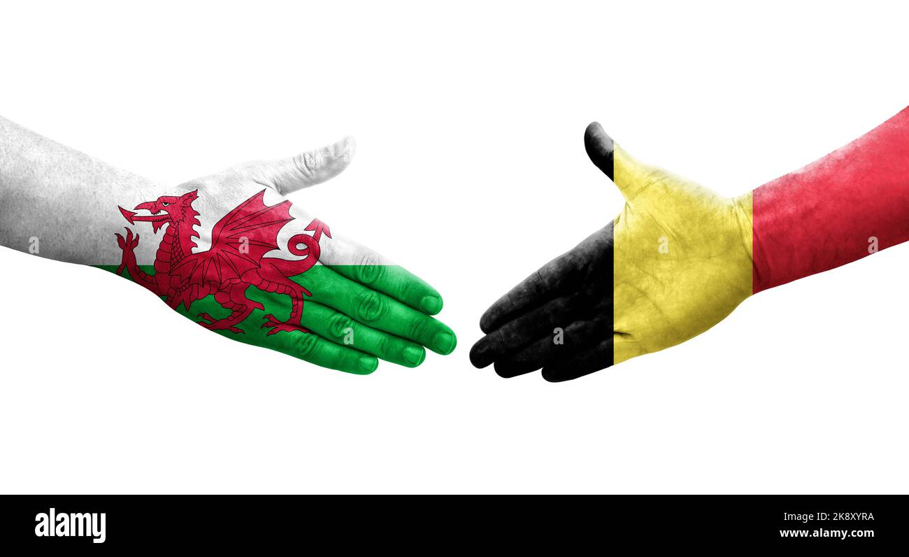 Handschlag zwischen Belgien und Wales Flaggen auf Händen gemalt, isolierte transparente Bild. Stockfoto