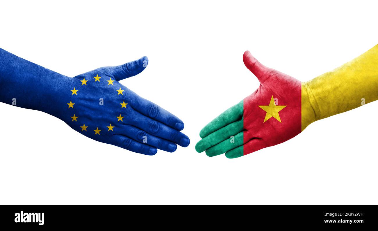 Handschlag zwischen Kamerun- und EU-Flaggen auf Händen gemalt, isoliertes transparentes Bild. Stockfoto